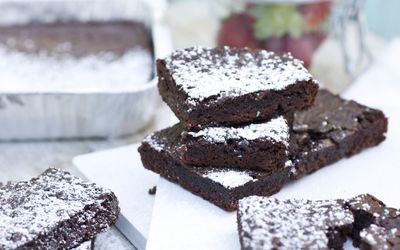 Brownie stekt på grillen og servert med jordbær