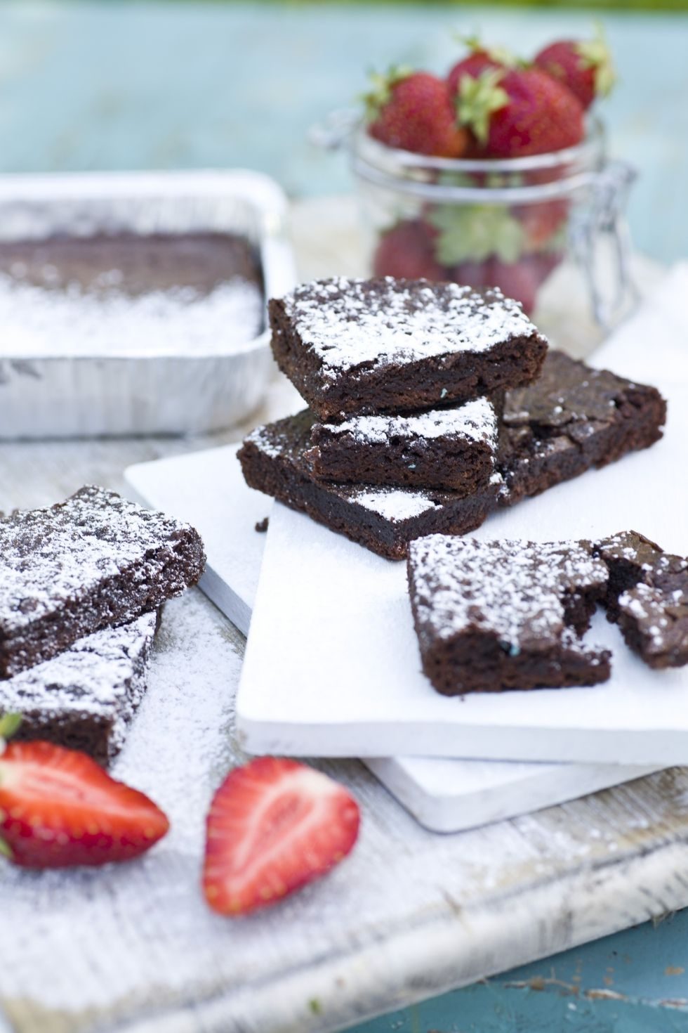 Brownie stekt på grillen og servert med jordbær