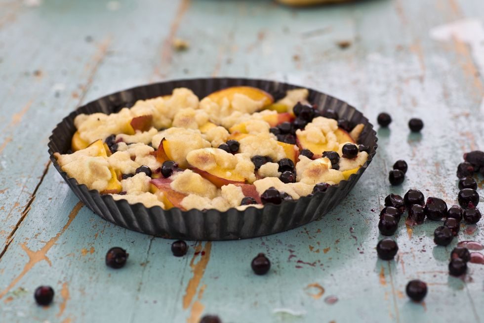 Smuldrepai med nektarin og blåbær