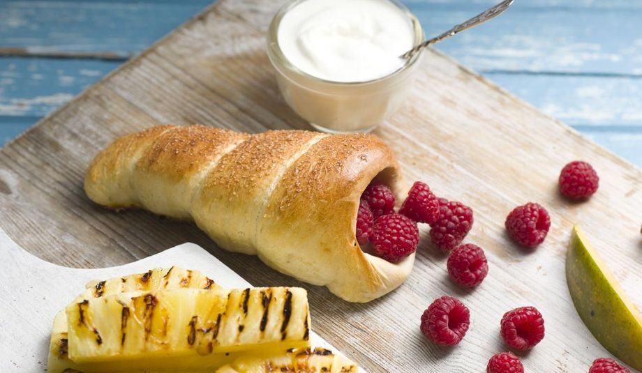 Cones med grillet ananas, bringebær og krem