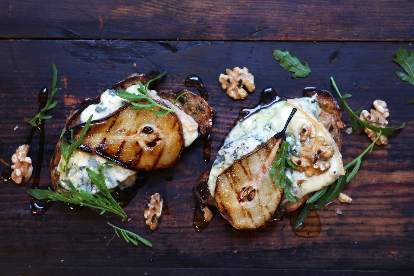 oppskrift på Myslibrød med blåmuggost og pære