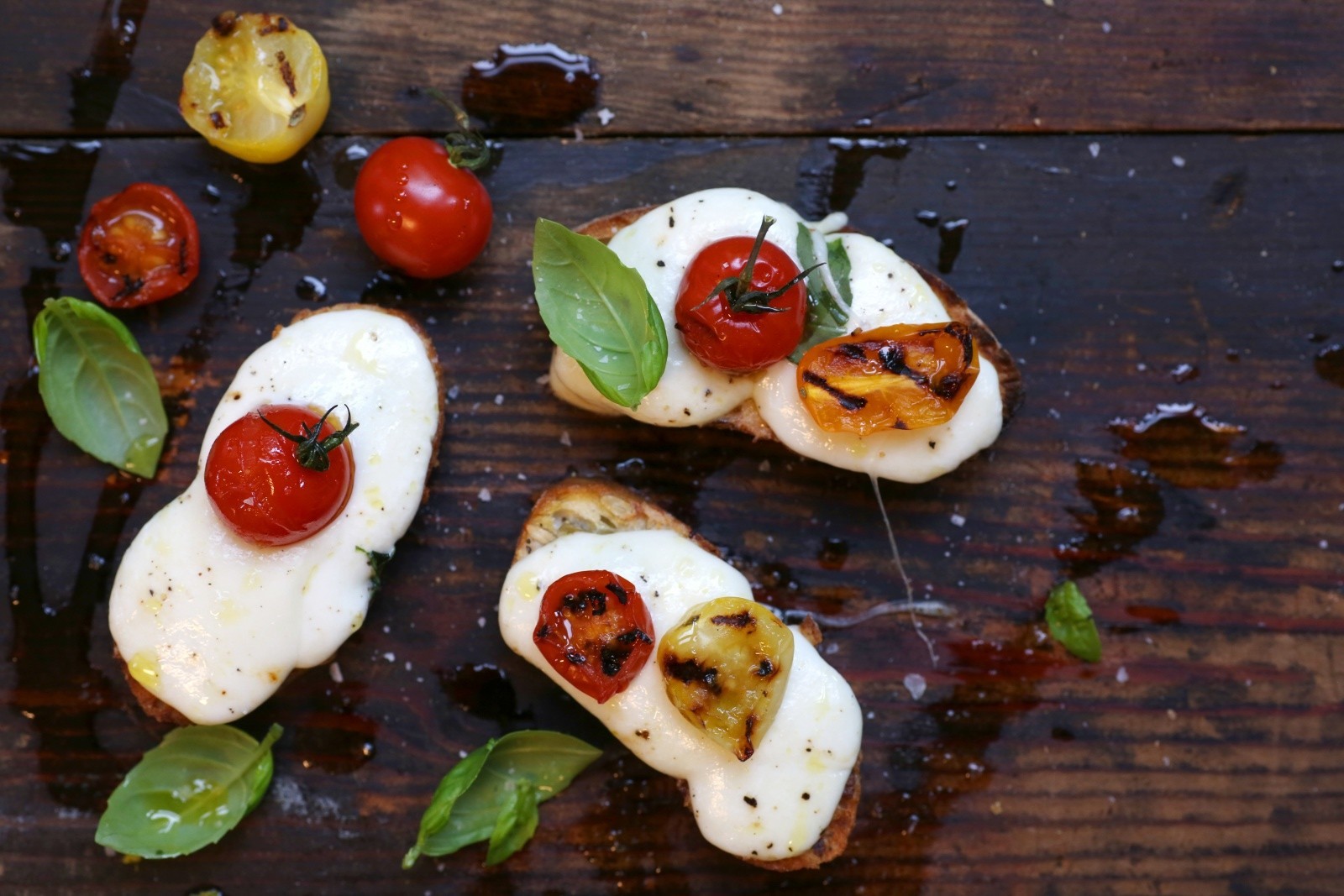 oppskrift på Miniostesmørbrød med mozzarella og tomat
