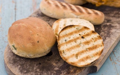 oppskrift på Pølse- og hamburgerbrød med urter