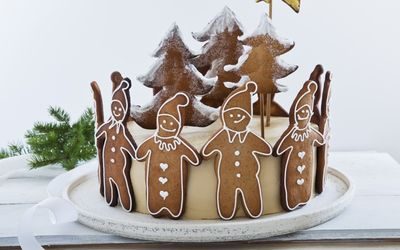 Kake dekorert med pepperkakemenn