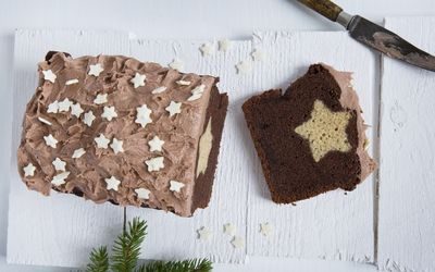 Tropisk aroma er en sjokoladekake med en hvit stjerne i kjernen av kaken