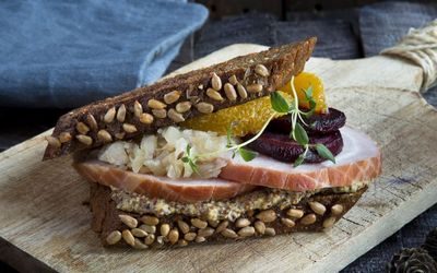 Blings med juleskinke, sennep, syltet kål, rødbete og appelsin til jul