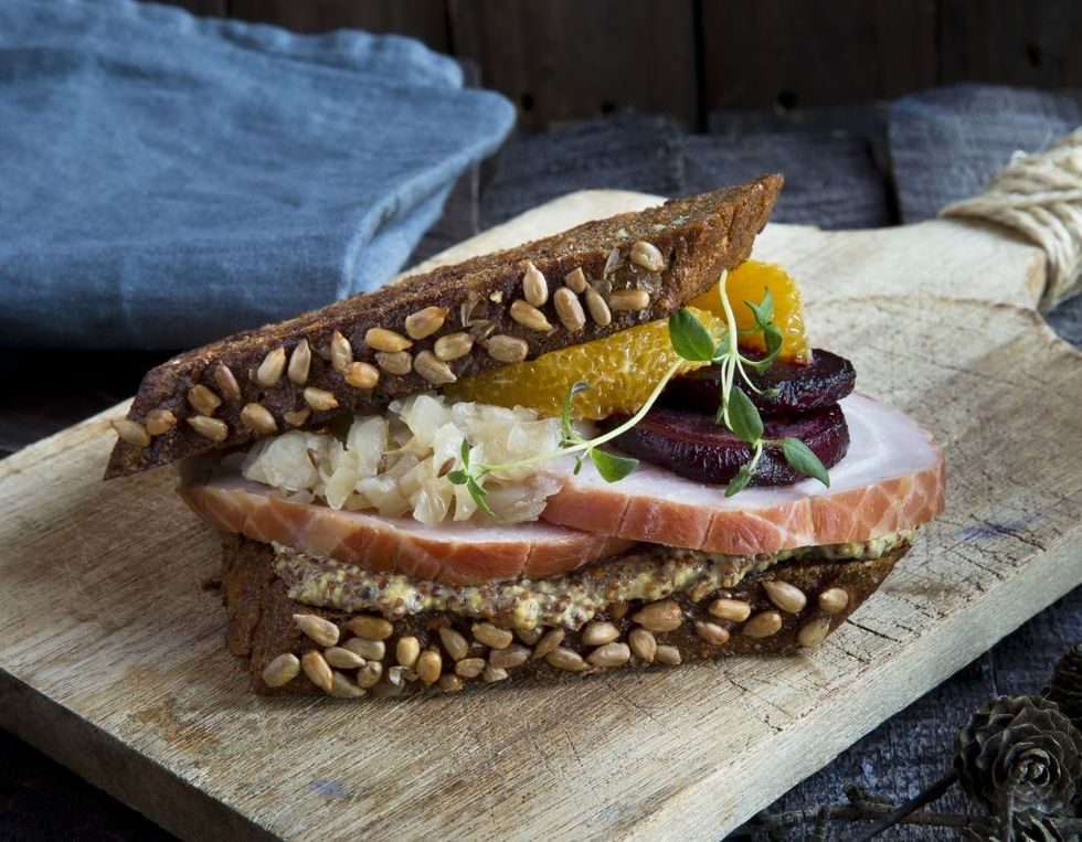 Blings med juleskinke, sennep, syltet kål, rødbete og appelsin til jul