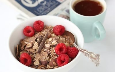 Mysli med sjokolade i en skål, te og avis