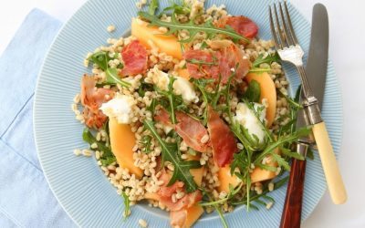 Byggrynssalat med mozzarella, melon og røkt skinke