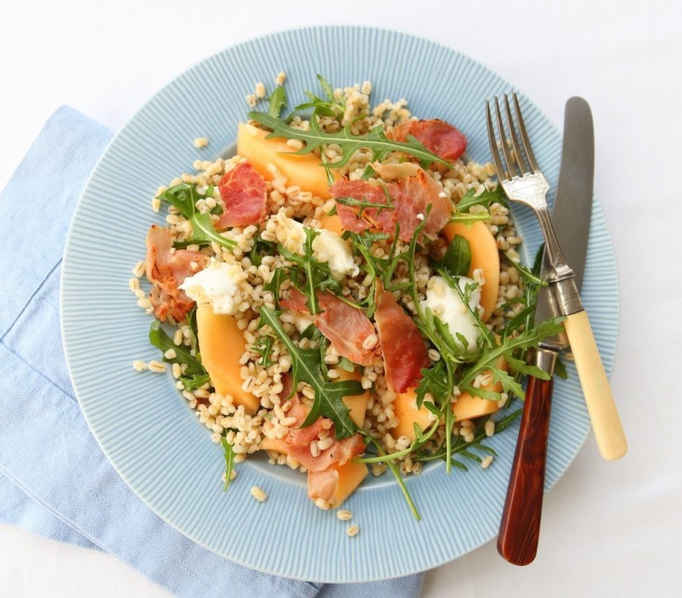 Byggrynssalat med mozzarella, melon og røkt skinke