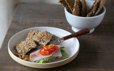 Knekkebrød med bygg og valnøtter