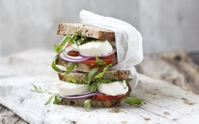 Dobbeldekker med pesto, mozzarella og tomat