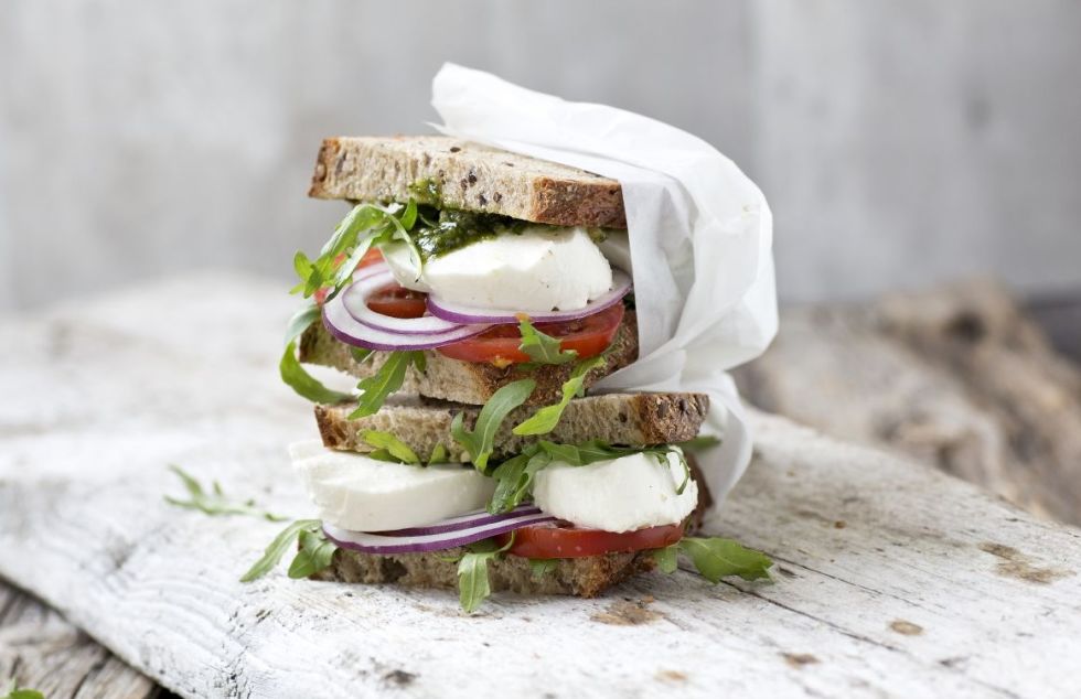 Dobbeldekker med pesto, mozzarella og tomat