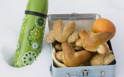 rundstykker og boller formet som påskeharer som turmat