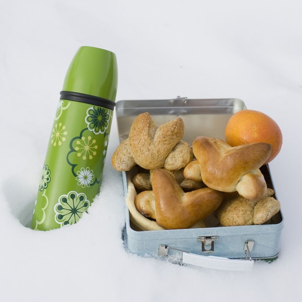 rundstykker og boller formet som påskeharer som turmat