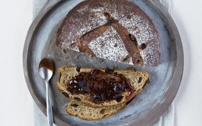 Julebrød bakt med øl med fikensyltetøy