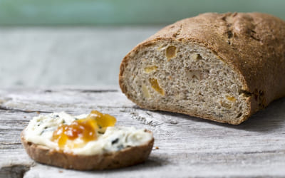 Myslibrød med blåmuggost og appelsinmarmelade