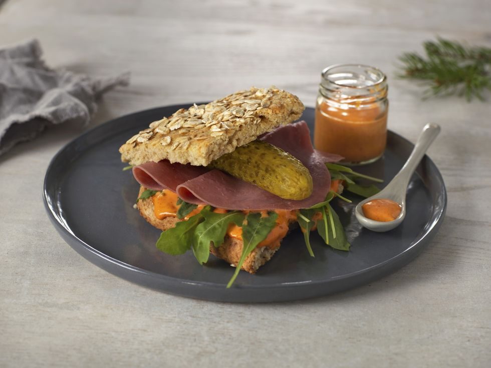 Restene fra julematen spiser du opp ved å lage havrescones med okserull