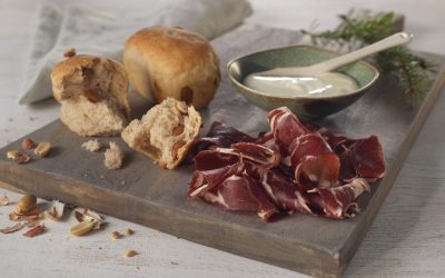 Peanøttbrød med fenalår og rømme