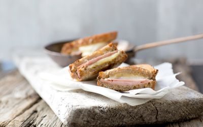 Grov toast med ost og skinke