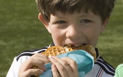 Gutt spiser havrevaffel