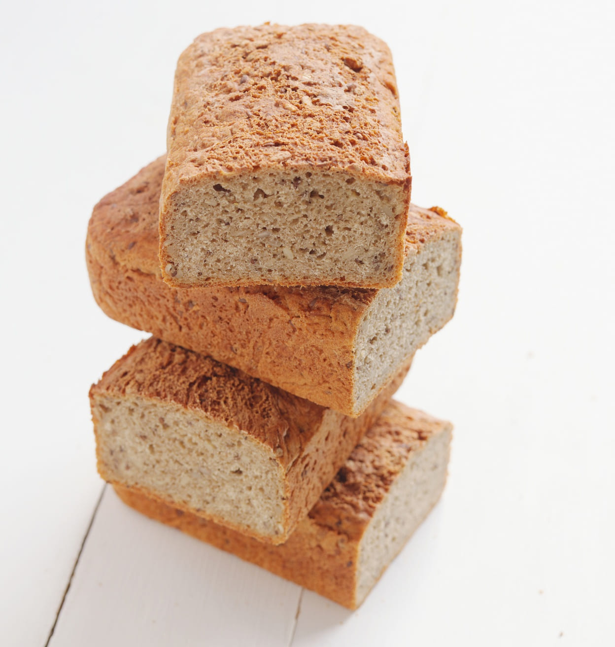 byggbrød stablet i et tårn – et av våre ekstra grove brød