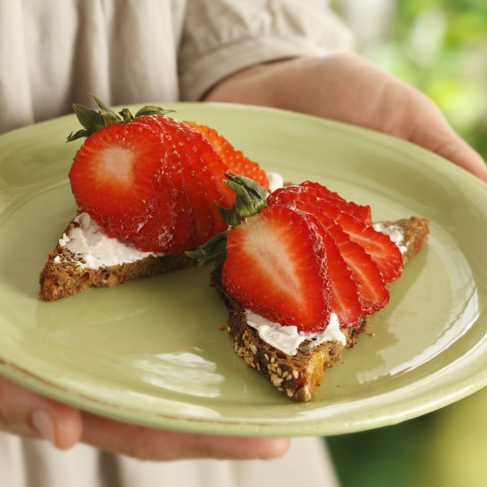 Grillede mysliskiver med kremost og jordbær