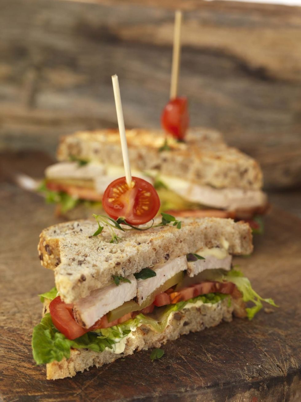 Club sandwich med kylling, tomat, syltet aburk og salat