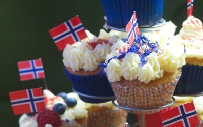muffins pyntet med ostekrem, friske bær og 17. mai-flagg