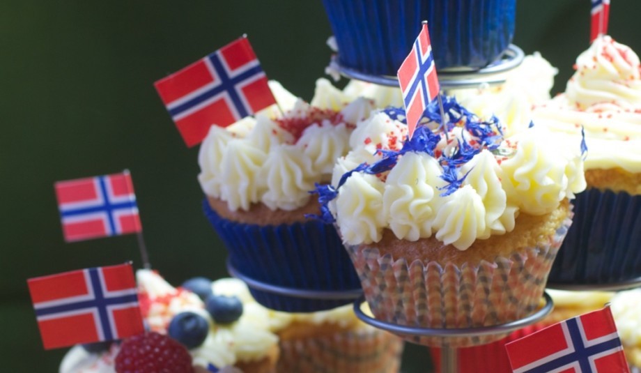 muffins pyntet med ostekrem, friske bær og 17. mai-flagg