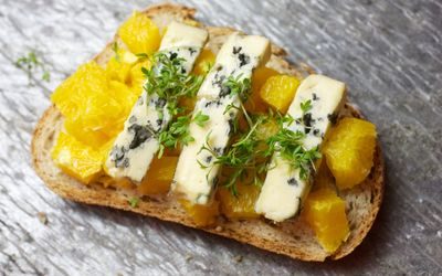 Smørbrød med blåmuggost og appelsin