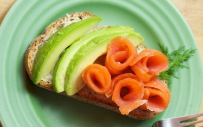 oppskrift på Smørbrød med røkelaks og avokado