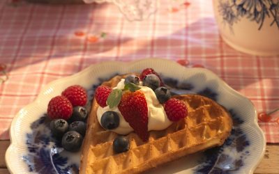 vaffelhjerte med krem og friske bær