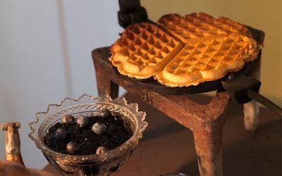 Vafler med rørte bær og sukker