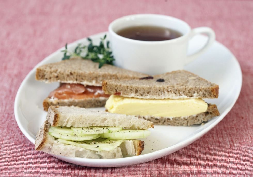 oppskrift på Sandwicher til afternoon tea party med agurk, brie og røkelaks