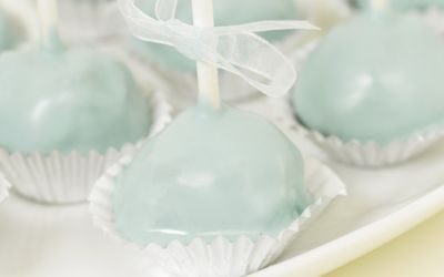Cake pops med frukt og sjokolade