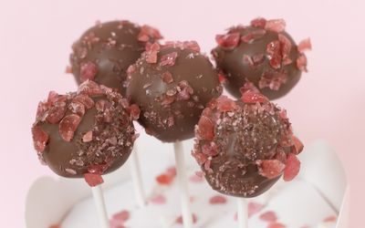 sjokolade cake pops med bringebærdrops