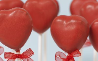 Cake pops formet som røde hjerter