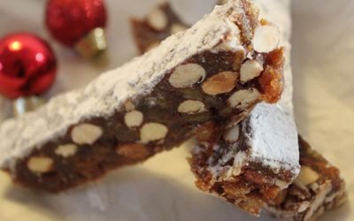 italiensk julekonfekt med mørk sjokolade, hasselnøtter, tørket frukt og honning og finrevet sitonskall