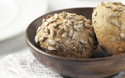 Grove rundstykker med solsikkekjerner