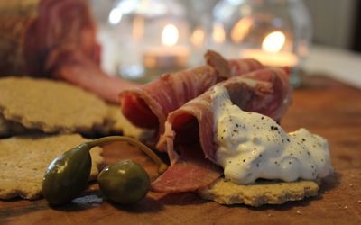 Havrekjeks med lammerull og kapersrømme