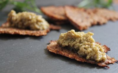 oppskrift på Rugbrødchips med tapenade