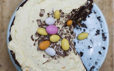 sjokoladekake med appelsinkrem pyntet med kvikklunsj og sjokoladetrukket mandler som i et fulgerede