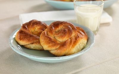 Kanelknuter på tallerken