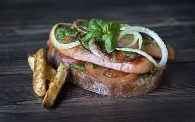 skive med pesto og tomat servert med ovnsbakte potetbåter