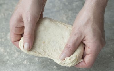 en deigklump strekkes på for å undersøke om brødet er ferdig hevet