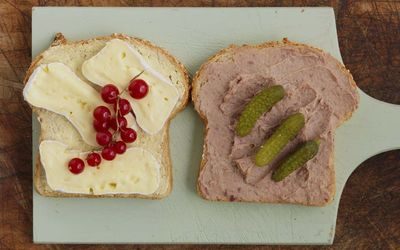 Brødskive med brie og rips og en med leverpostei og syltet agurk