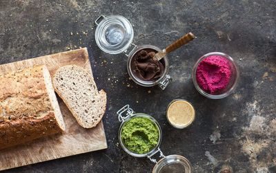 Nyskåret grovbrød, pesto, sjokoladepålegg, mandelsmør og rødbetehummus