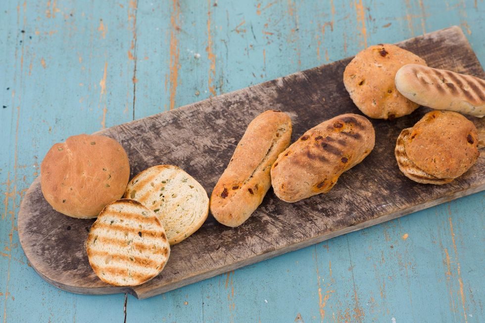 hjemmelaget burger- og pølsebrød
