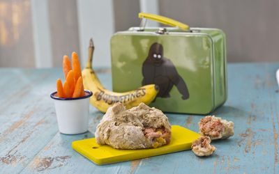 rundstykke fylt med kylling, tomat, mais og hvitløk